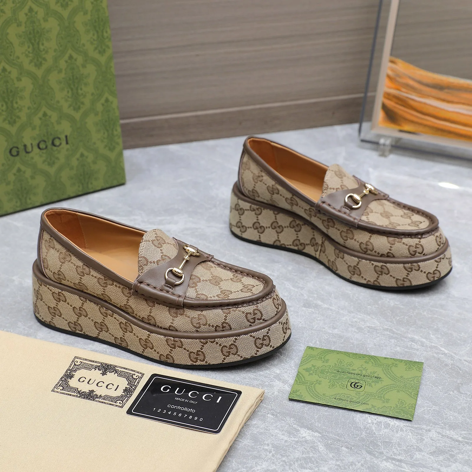 👟👟Ex-factory price 680👟👟 ⚡️The highest version 🔥🔥🔥💯💯💯 ⚡️2024 counter latest model ⚠️original replica ⚡️ Gucci’s latest popular wedge platform shoes - available simultaneously at counters Authentic European style, perfect on the feet💃💃When worn with this shoe, it is elegant and crystal clear. Regardless of the materials of the accessories, they are all customized 1:1. You must go to get the original version. The entire series is full of exciting and beautiful elements. ❶ Upper: cowhide/double G embroidered texture ❷ Inner lining: sheepskin ❸ Feet: sheepskin ❹Outsole: Imported from Italy ❺ Water platform height: 3.5CM in front and 5.5CM in back ❻Packaging: Original full set of packaging ❼Number of codes: 35-42 (40.41.42 customization is not returnable)